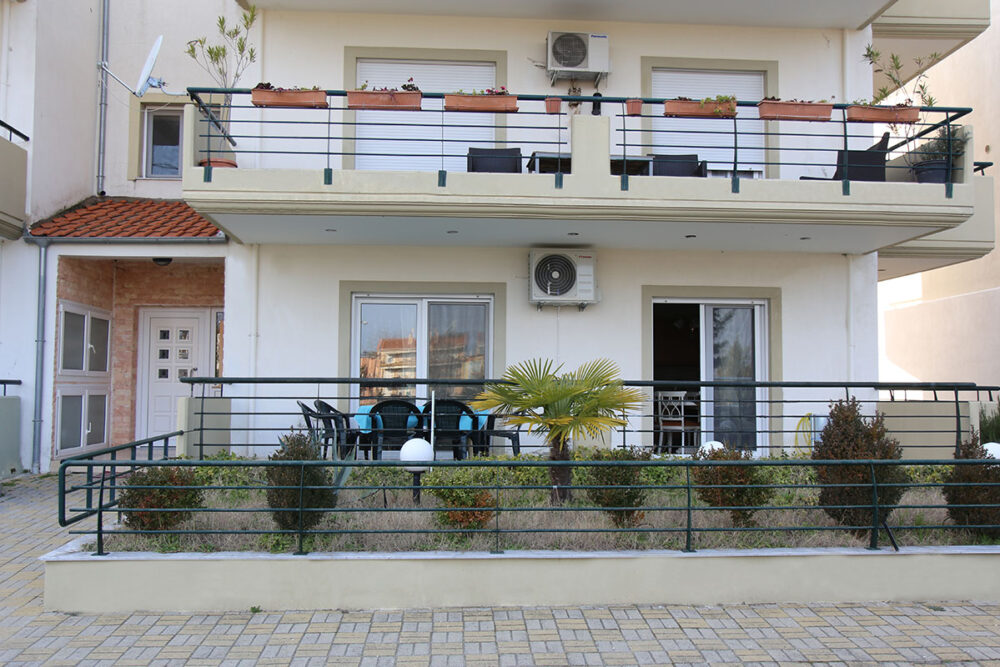 Apartment Tania – всекидневна с кухня и изход към балкона в Керамоти